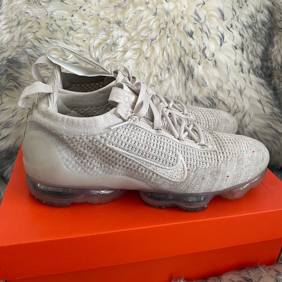LIKE NEW NIKE VAPORMAX 2021 collection. - Picture 5 of 6